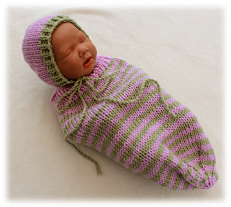 geringelter Cocoon mit passender Mütze