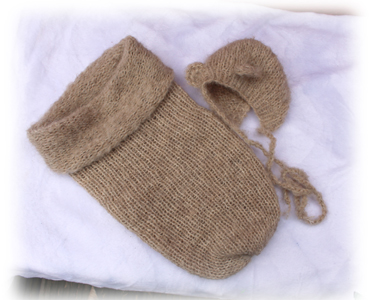 Kuschelcocoon mit Bärchenmütze