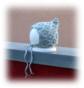 Bonnet grau mit Muster